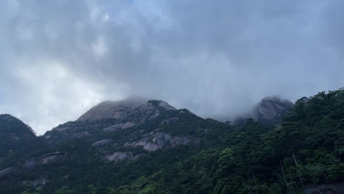 黄山云雾缭绕巍峨的高山