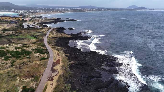 沿海公路小镇蓝天白云大海