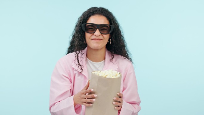 爆米花，有趣或快乐的女人看电影在演播室的电视或电影院放松。喜剧，笑或兴奋的人吃零食流媒体电影，订阅或