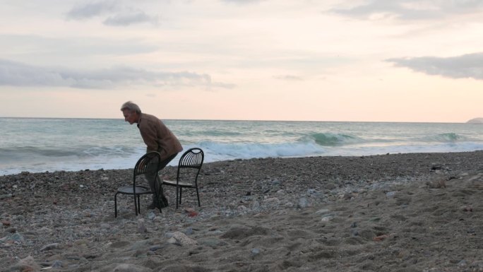 一个成熟的男人在空旷的沙滩上休息