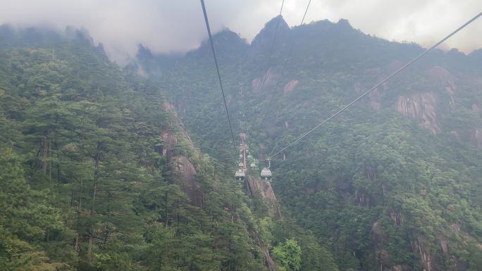 黄山云雾缭绕巍峨的高山缆车