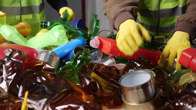 废物分拣厂。分拣员对可回收材料进行分类。玻璃、废纸、易拉罐和塑料瓶