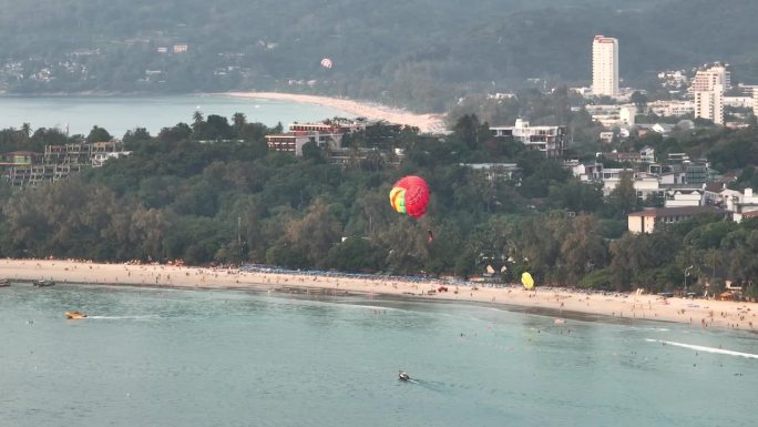 日落时间普吉岛著名的海岸线海滩湾滑翔伞乘航拍全景4k泰国