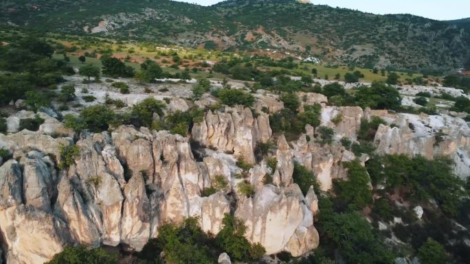 afyonkarahisar的古老岩石上覆盖着绿色植物