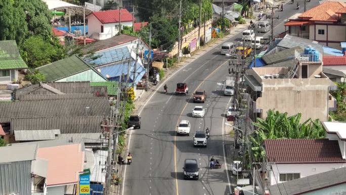 阳光明媚的一天飞越普吉岛城镇交通道路空中俯瞰全景4k泰国