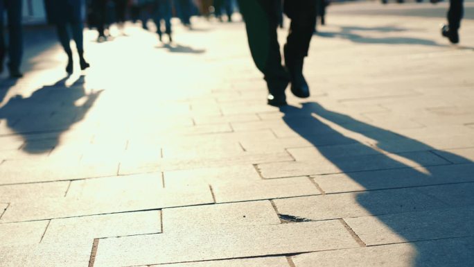 腿走路的剪影。人们走在城市街道上的影子。