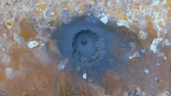俯瞰冰岛沸腾的热泥浆泉。