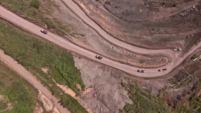 无人机拍摄的卡车从菲律宾迈尼特的Siana金银矿运走泥土
