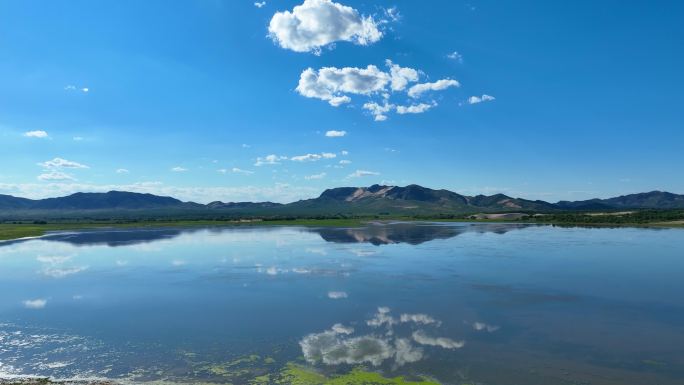 实拍湖泊倒影蓝天白云山川