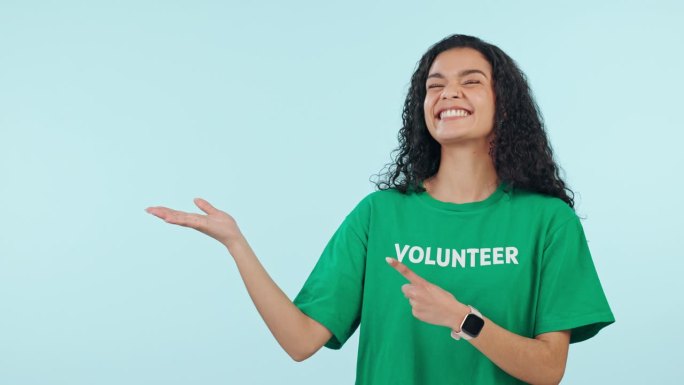 女人，脸和手显示志愿者广告和非政府组织慈善信息。蓝色背景，工作室和肖像与模拟空间志愿服务，非营利组织