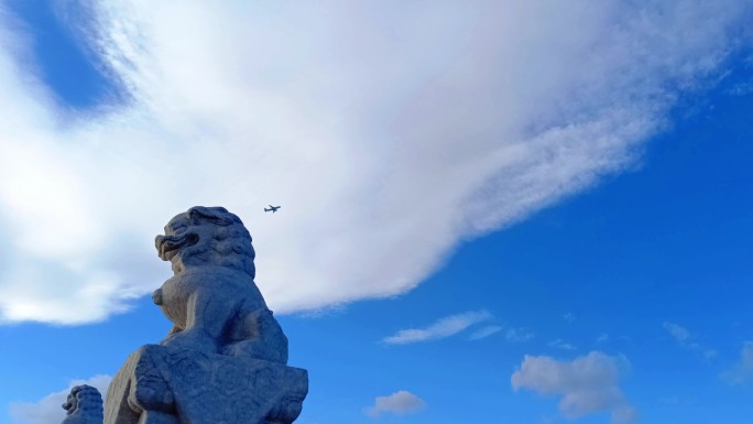 蓝天白云飞机飞过颐和园石狮子