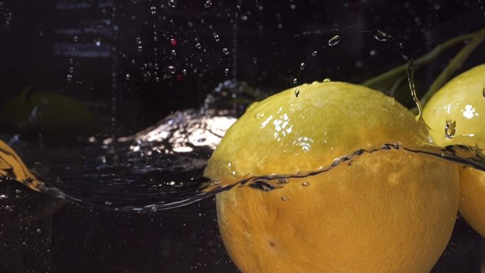 沙田柚落水升格慢动作