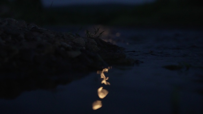 夜晚月亮月光水面倒影