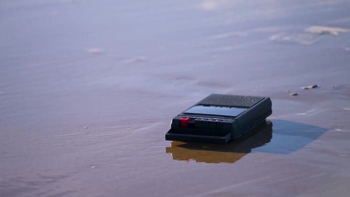海边沙滩上的怀旧磁带录音机2