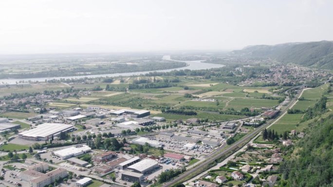 法国工业建筑和乡村鸟瞰图，远处是罗纳河谷。——平移
