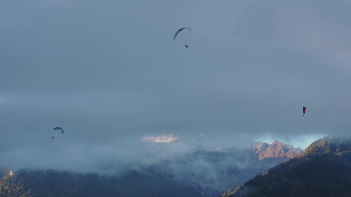 日落时分在奥地利阿尔卑斯山滑翔