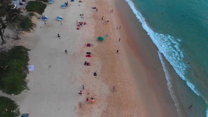 在泰国南部，普吉岛面向安达曼海的公共区域Karon海滩上，用无人机俯卧拍摄。