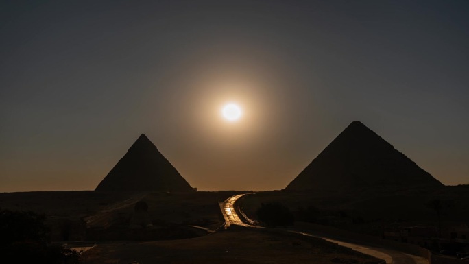 太阳落在金字塔后面