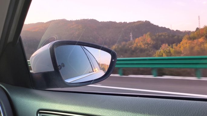 高速车上 车窗外风景 乡村山脉 后视镜