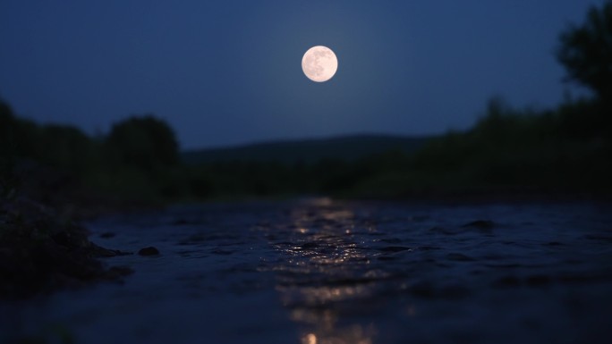 夜晚月亮月光水面倒影