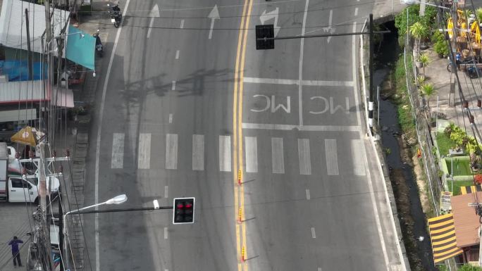 白天飞行在普吉岛城镇交通道路空中俯视全景4k泰国