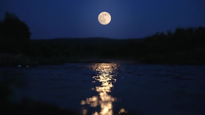夜晚月亮倒影 月光云海