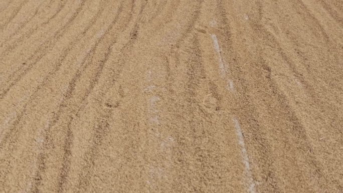 无人机拍摄菲律宾道路上的大米干燥