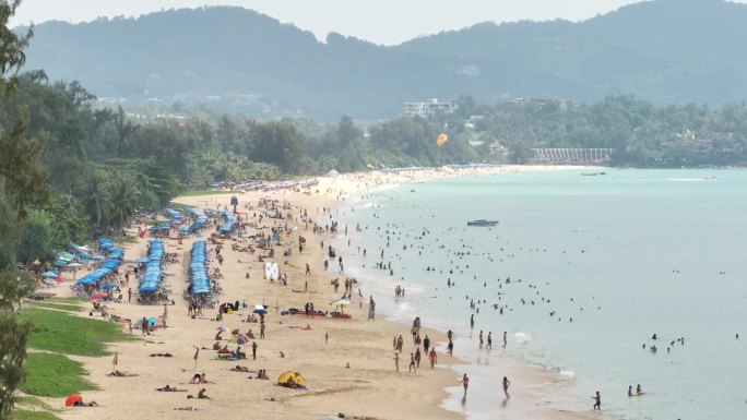 白天飞行在普吉岛著名的旅游拥挤的海滩空中全景4k泰国