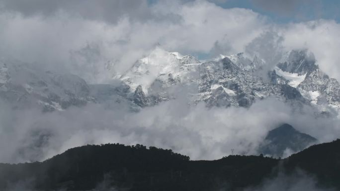 云雾中的梅里雪山 延时自然景观