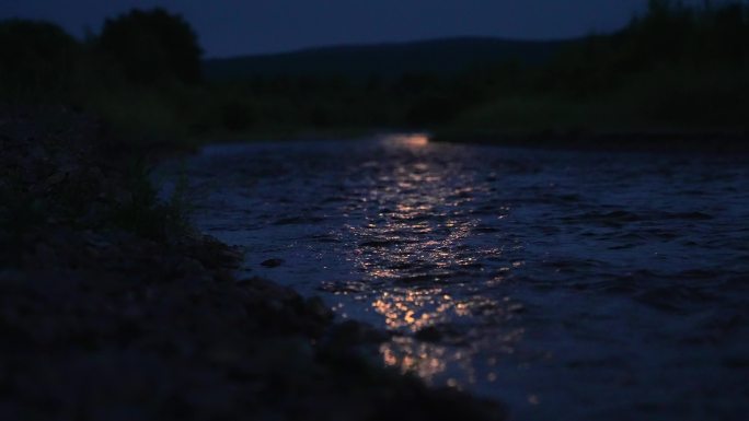 夜晚月亮月光水面倒影