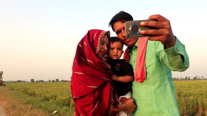 印度一家人在绿地附近自拍