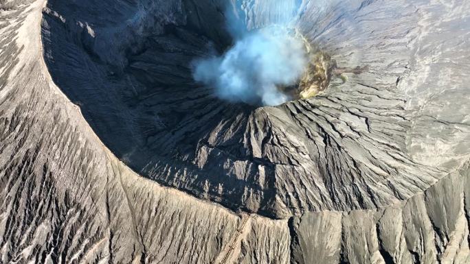 印度尼西亚东爪哇的活火山，烟雾弥漫。鸟瞰火山口古农布罗莫火山是腾格里塞梅鲁国家公园的一座活火山。