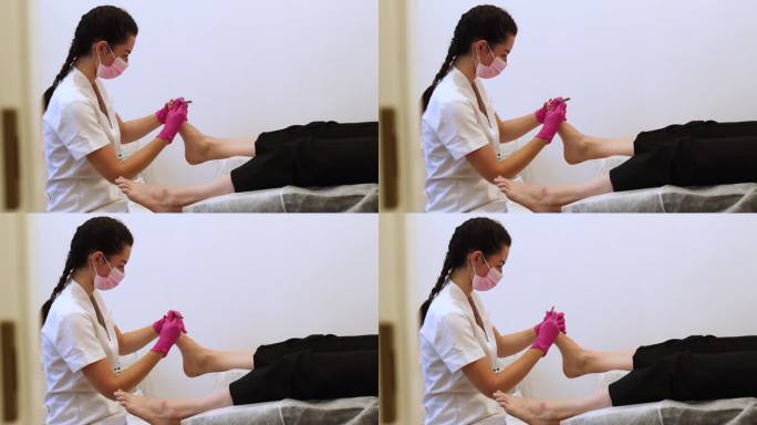 医学面膜制作经典足疗大师。女士在Spa沙龙接受按摩，油程序护理指甲。腿部和指甲皮肤护理。足疗程序和S