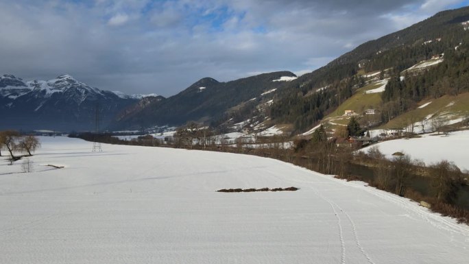 冬季鸟瞰齐勒勒塔尔，奥地利蒂罗尔富根。