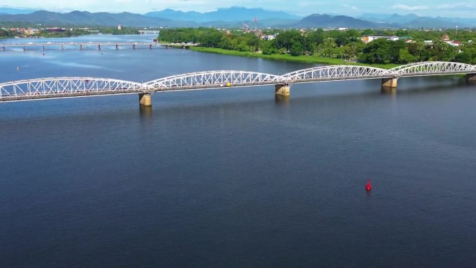 航拍照片显示乘客使用长田桥过香江