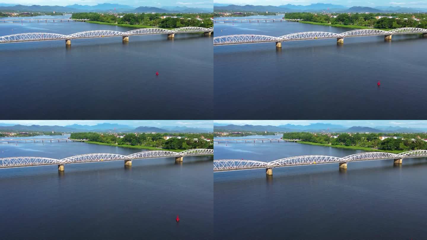 航拍照片显示乘客使用长田桥过香江