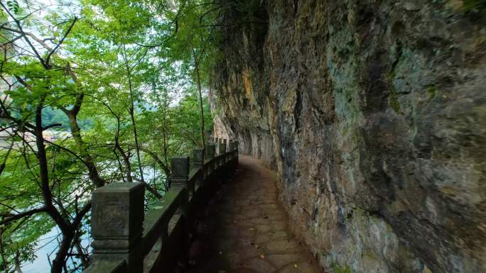 柳州龙潭公园山水风景悬崖山路壁挂小路