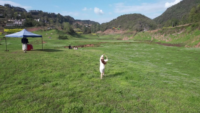 4K户外活动少女放风筝实拍航拍视频