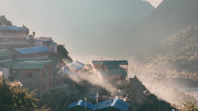 尼泊尔早晨的上pisang村