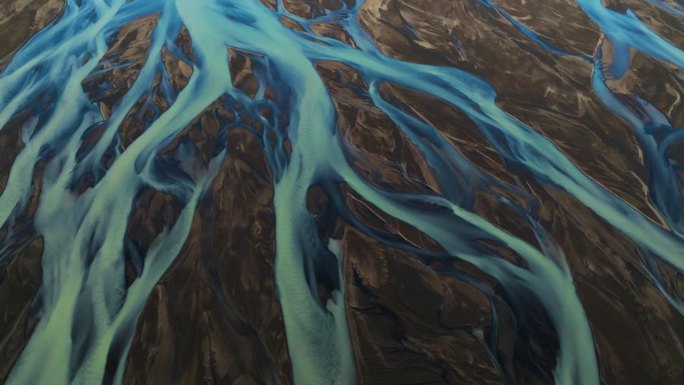 冰岛Kálfafell河辫的自然奇观。空中拍摄