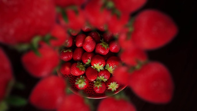 草莓盘旋着落入装满浆果的果篮，慢动作