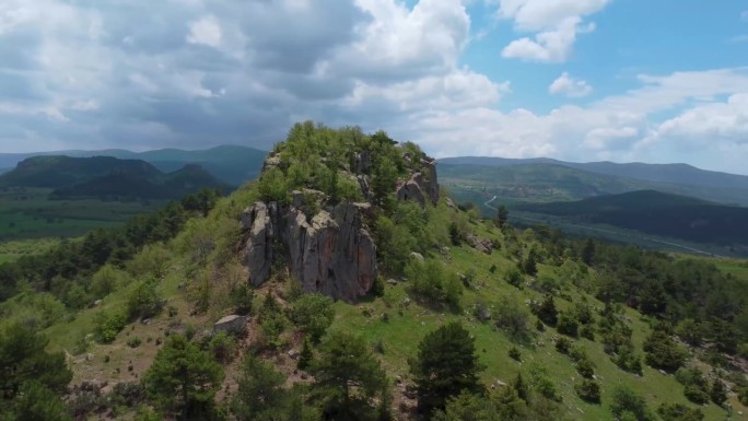 亚亚兹尼镇的一座被树木覆盖的岩石山