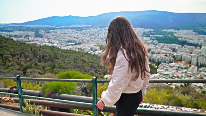 从利卡贝托斯山上俯瞰雅典的年轻女子。