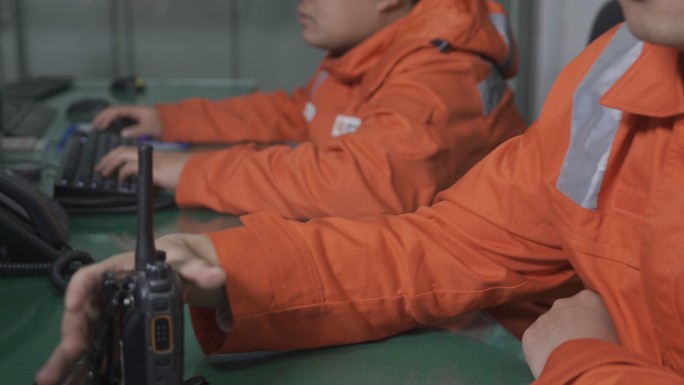 国家管网工人使用对讲机