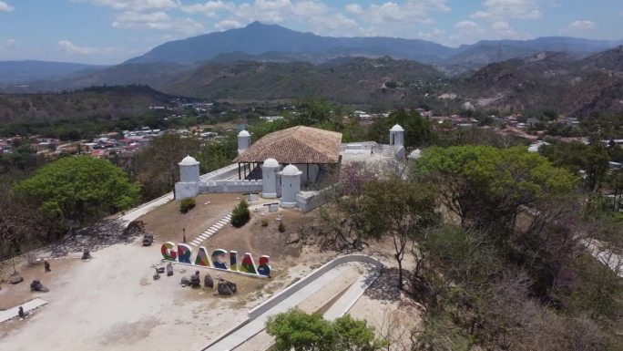洪都拉斯格拉西亚斯小镇山顶上的圣克里斯托瓦尔堡垒