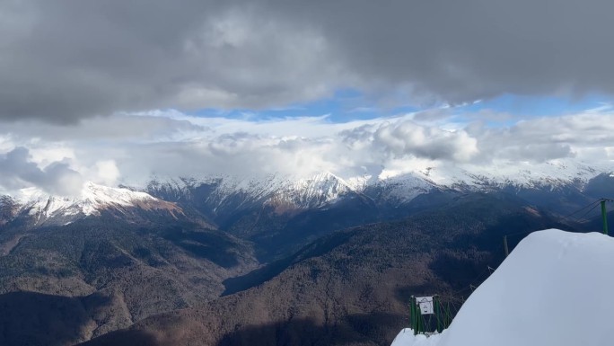 雪山上的标志大气磅礴雪山