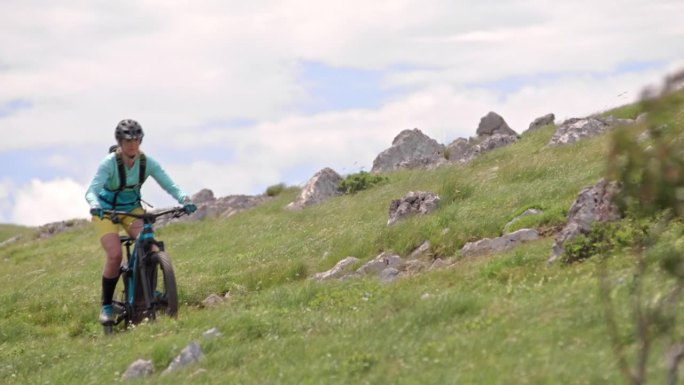 两个女人在山顶上骑着电动山地车