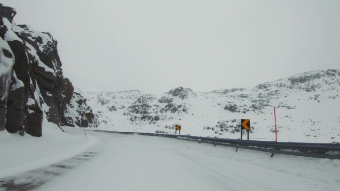 POV汽车在雪中行驶:挪威的山口