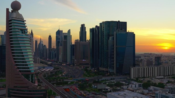 日落时分，阿拉伯联合酋长国谢赫扎耶德路的迪拜城市景观延时拍摄
