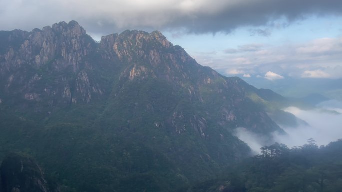 黄山云雾缭绕巍峨的高山